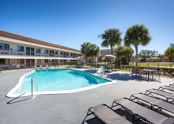 Super 8 By Wyndham Naples