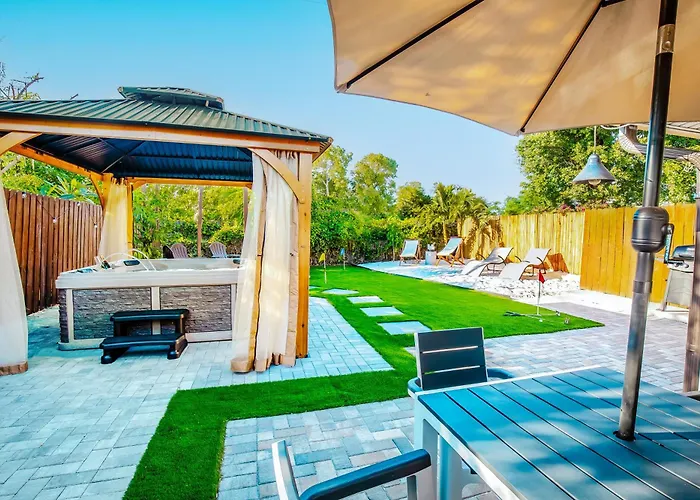 Coastal Farmhouse With Mini Golf, Private Beach &Spa